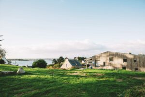 Extérieur vue sur la mer auberge de jeunesse Ile de Batz