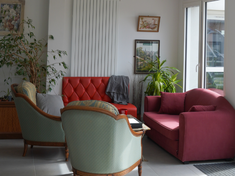 Salon lumineux du gîte d’étape du Cragou dans les Monts d’Arrée, espace convivial pour les pèlerins de Compostelle