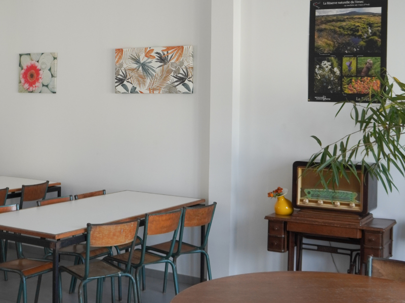 Cuisine équipée du gîte d’étape du Cragou en Bretagne, espace pour cuisiner et se restaurer pendant le chemin de Compostelle