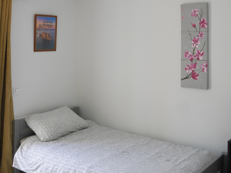 Chambre avec sanitaires privatifs au gîte du Cragou en Bretagne