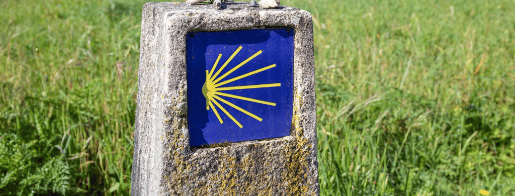 Chemin de Saint-Jacques-de-Compostelle dans les Monts d’Arrée en Bretagne, à proximité du gîte d’étape du Cragou