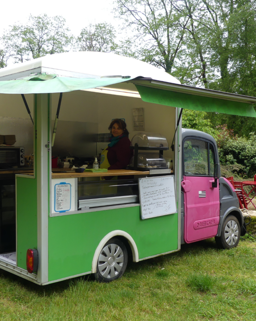 1 Foodtruck Le P’tit Kamion installé devant le Gîte de la Gare dans les Monts d’Arrée, proposant de la restauration.