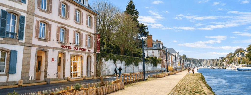 Vue extérieure de l’Hôtel du Port à Morlaix situé le long du port, partenaire d’Ostal Morlaix pour l’accueil de groupes et séminaires.
