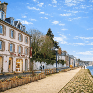 Vue extérieure de l’Hôtel du Port à Morlaix sur les quais, partenaire d’Ostal Morlaix pour l’accueil de groupes et séminaires.